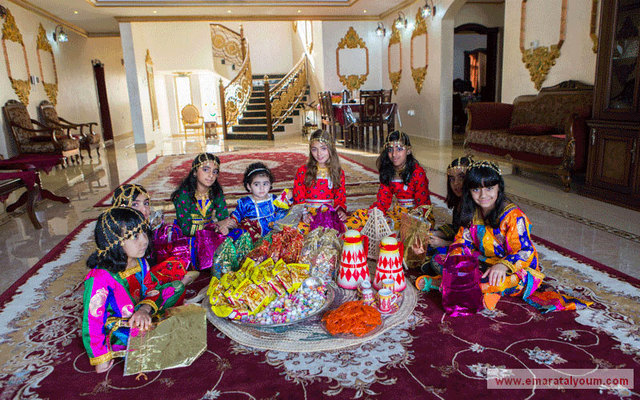 "حق الليلة" ..  احتفالية تراثية  بقدوم النصف من شهر شعبان، حيث يتجول الأطفال في  هذا اليوم الأحياء السكنية مرتدين الأزياء التراثية وينشدون الأغنيات الخاصة بهذه الليلة ليحصلوا على مجموعة منوعة من الحلويات والمكسرات والمشروبات التي يكون الناس قد أحضروها لهم لاستقبال هذه الليلة.تصوير: أحمد عرديتي