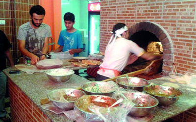 رائحة المأكولات الشامية وصلت إلى غزة.	من المصدر