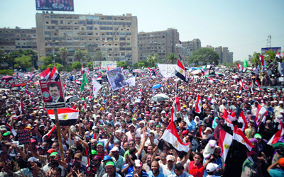 أنصار مرسي يعتصمون في ميدان رابعة العدوية بالقرب من قصر الرئاسة دفاعاً عن الشرعية.	 أ.ب
