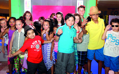 الأطفال قدموا ملابس مختلفة. من المصدر