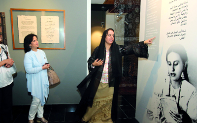 مي آل خليفة (يسار) ورفيعة غباش في «متحف المرأة». تصوير: مصطفى قاسمي