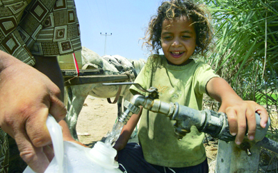 المياه المكررة تستنزف ميزانيات أهالي القطاع ومياه الصنابير لا تصلح للاستهلاك.	غيتي