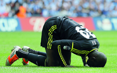 ديمبا با اعتاد الاحتفال بأهدافه ساجداً شكراً لله.        	         أ.ف.ب