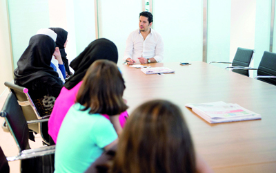 خلال الاستماع إلى مأساتهن.  	تصوير: أحمد عرديتي