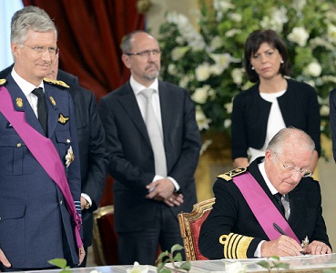 ملك بلجيكا أثناء توقيعه التنازل الرسمي لابنه فيليب - أ ف ب