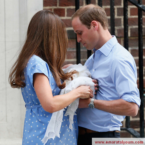 دخل مولود العائلة المالكة البريطانية الجديد حياة الشهرة والأضواء بمجرد خروجه من المستشفى بعد الولادة. الصور من رويترز