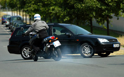 ‬إلى‭ ‬جانب‭ ‬التقنيات‭ ‬المتطورة‭ ‬تظل‭ ‬مهارات‭ ‬القيادة‭ ‬من‭ ‬العوامل‭ ‬المهمة‭ ‬لتجنب‭ ‬وقوع‭ ‬الحوادث‭.‬    ‭  ‬د‭.‬ب‭.‬أ