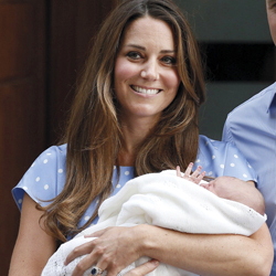 كيت تحمل مولودها وريث العرش.       أرشيفية