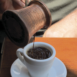 سياح ريثيمنون لا يفوتهم احتساء قهوة ستي كوفولي اليونانية.