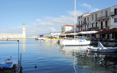 المطاعم تتراص إلى جانب بعضها بعضاً على ضفة الميناء الفينيسي.              د.ب.أ