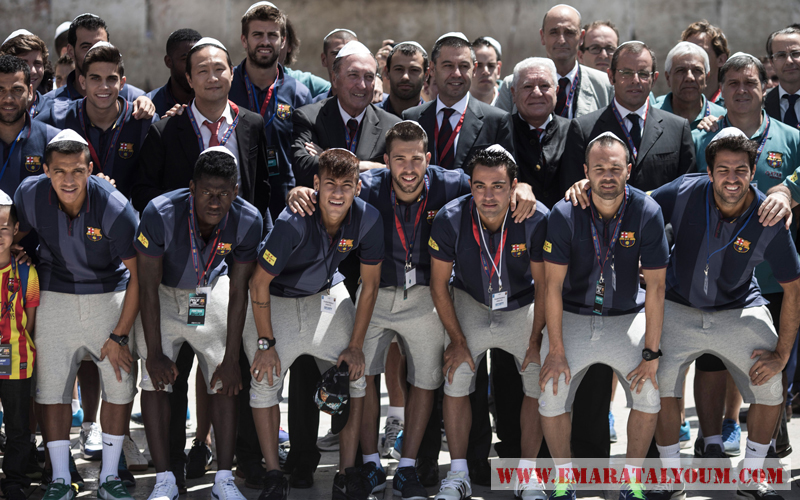 وفد نادي برشلونة يرتدون القبعة اليهودية التقليدية. الصور من غيتي و د ب أ