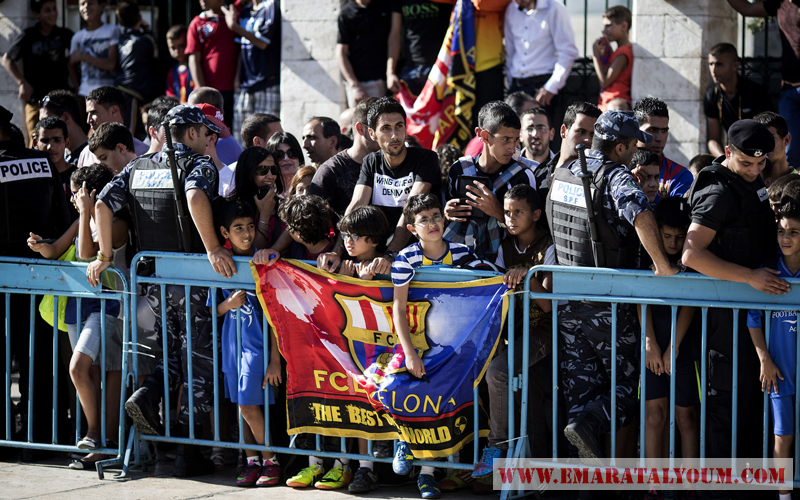 جماهير فلسطينية تنتظر قدوم نجوم النادي الكتالوني.