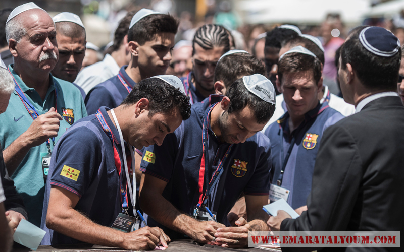 مشجعو برشلونة من الاسرائيليين يتجمعون حول نجومهم.