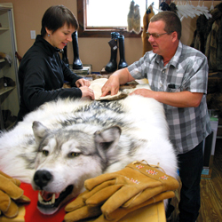 الهنود يبيعون المشغولات والأعمال اليدوية عن طريق بعض التجار.                د.ب.أ