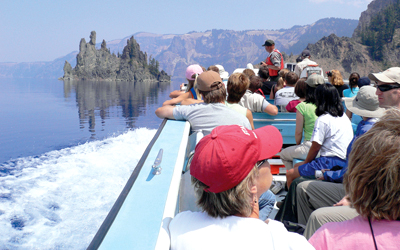 يتم تنظيم رحلات بالقوارب في بحيرة كريتر التي يبلغ عمقها 592 متراً.           د.ب.أ