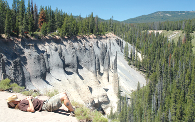القمم الجبلية نشأت بفعل الغازات البركانية المتصاعدة.               د.ب.أ