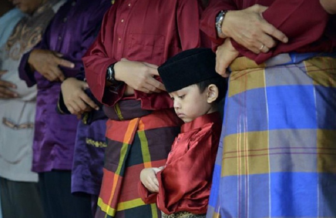 احتفل المسلمون في جميع أنحاء العالم بعيد الفطر المبارك، واختلفت الاحتفالات من دولة لأخرى حسب عادات الشعوب (ماليزيا) - وكالات