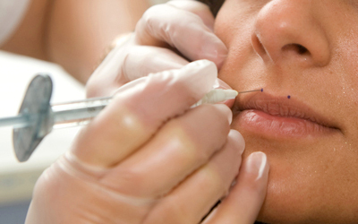 الشفاه‭ ‬يمكن‭ ‬أن‭ ‬تصاب‭ ‬بتورمات‭ ‬أو‭ ‬عدوى‭ ‬في‭ ‬بعض‭ ‬الجراحات‭. ‬    د‭.‬ب‭.‬أ