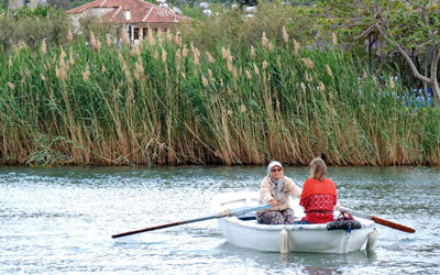 قوارب التجديف الصغيرة تنقل السياح إلى نقطة انطلاق رحلة التجول.