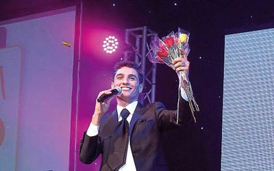 محمد عساف ألهب حماسة الجمهور بأغنية &laquo;علي الكوفية&raquo;.         من المصدر