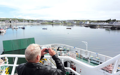 العبّارة أفضل وسيلة للتنقل بين الجزر الأسكتلندية.    د.ب.أ