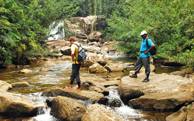 السير على صخور النهر متعة محفوفة بالمخاطر.                     د.ب.أ