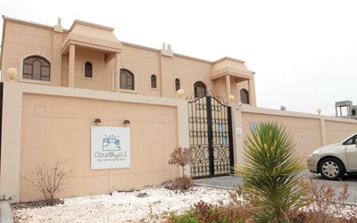 يتكون الفندق من فيلتين تضمان 38 غرفة للكلاب و20 غرفة عادية للقطط.