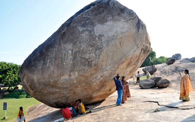 الصخرة العملاقة تبدو دائماً وكأنها آيلة للسقوط.      د.ب.أ