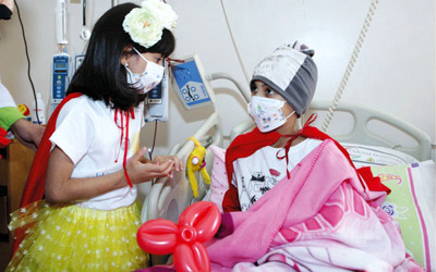 انطلاقة الحفل مثلت مفاجأة للأطفال المرضى وآبائهم.                  تصوير: نجيب محمد