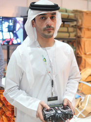 عابد الهاملي : تدريب الطير يتم من خلال تعليق جناح تدريب في الطائرة.             تصوير: ايريك ارازاس