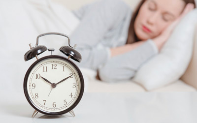 النوم يساعد على إعادة التوازن الداخلي لعمل أجهزة الجسم.                                         أرشيفية