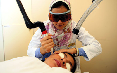 تؤكد منى الصالح أهمية أن تقوم المرأة بوضع الكريمات قبل النوم بثلاث ساعات لتتمكن البشرة من امتصاص الكريمات.تصوير: تشاندرا بالان