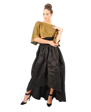 التصاميم اعتمدت فكرة الكشكشات ذات الألوان المتباينة مع ألوان الفساتين. من المصدر