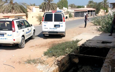 فشلت محاولات عدة في البداية لإخراج الحمار من البالوعة بسبب وزنه.