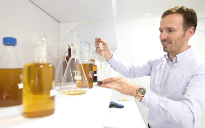 تشمل اهتمامات بحوث لارس سكووت العلمية التأثيرات المغذية في الجلد والشعر، وعمليات التقدم بالسن عند البشر، بالإضافة إلى تأثيرات الأحماض الدهنية في عمل الإنسولين وتحمل الغلوكوز والالتهاب والكوليسترول في الدم والدهون الثلاثية.   تصوير: أحمد عرديتي