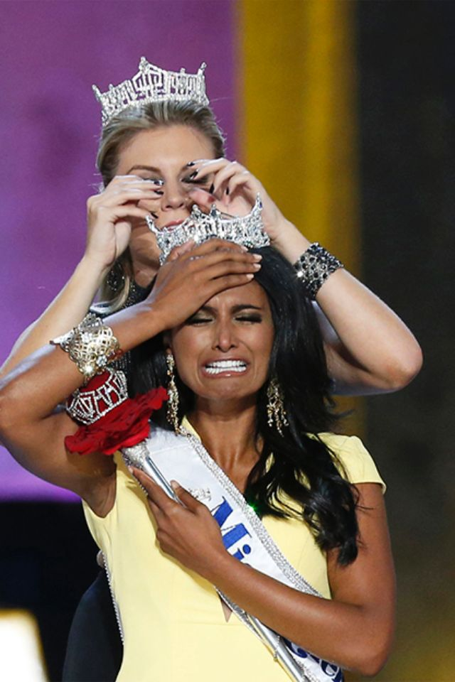 فازت نينا دافولوري ملكة جمال نيويورك ذات الأصول الهندية بتاج ملكة جمال أميركا لعام 2014 خلال المسابقة السنوية التي أقيمت امس، في اتلانتيك سيتي بولاية نيوجيرسي. وكالات