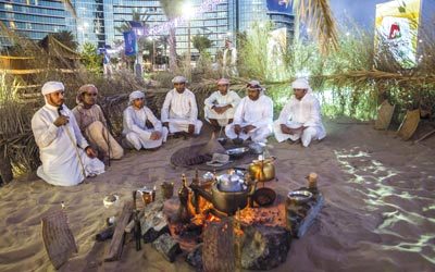 القنوات التي تعاملت مع التراث كانت سطحية واتسمت بالعشوائية في تقديم البرامج والمواد التراثية، وعدم الاستعانة بمتخصصين يعملون على وضع خطط لتقديم مواد ذات ثقل أو أهمية، واتجهت بعض القنوات لاستخدام التراث والشعر الشعبي وسباقات الهجن والخيول بطريقة استعراضية.