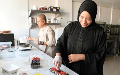 أكدت عائشة السوقي أن الدعم الذي حظي به مشروعها لم يقتصر على العائلة فقط، بل تلقت الدعم أيضاً من امنتدى الشارقة للتطويرب، وذلك عن طريق تقديم دورات خاصة بالمشروعات الريادية داخل الدولة وخارجها كبريطانيا، مقابل رسوم رمزية جداً، ودعم فني من مؤسسة الشارقة لدعم المشاريع الريادية  «رواد»، ارتبط بتوفير بعض التسهيلات الحكومية المهمة لقيام المشروع.تصوير: تشاندرا بالان