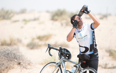 السميطي واجه درجة حرارة الجو المرتفعة، التي وصلت إلى 42 درجة مئوية، ورياحاً معاكسة جاءت ضد حركة الدراجة، خصوصاً في منطقة محضة العُمانية.  تصوير: أحمد عرديتي