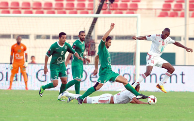 صراع قوي في المباراة التي ذهبت نتيجتها لمصلحة الشباب.. وفي الإطار فرحة عبدالله فرج.  تصوير: أسامة أبوغانم