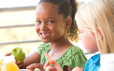 احتياج الأطفال إلى الطاقة يزداد بشكل كبير أثناء فترة نموهم.  فوتوز.كوم