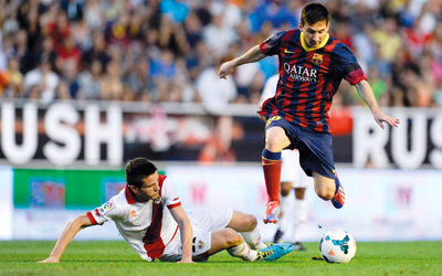 ميسي يجتاز لاعب وسط رايو فاليكانو ساول نيغويز.  غيتي