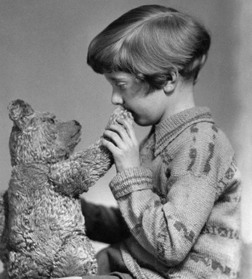 شخصية "ويني ذا بوه" و"كريستوفر روبن" الأصلية عام 1927