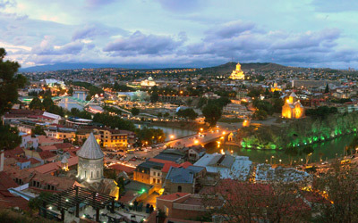 وجهة أحمد المقبلة ستكون جورجيا، التي &laquo;تأثرت عمارتها بالعديد من الحضارات الشهيرة، التي تنعكس على أنماط قلاعها، وحصونها، وأبراجها، وكنائسها&raquo;.