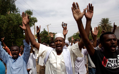 متظاهرون يهتفون ضد الحكومة خلال احتجاجات في أمدرمان بعد صلاة الجمعة.  أ.ب