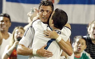 المشجع الألباني يعانق رونالدو خلال مباراة مدريد وتشلسي.  أرشيفية