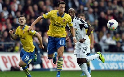 أوزيل صانع ألعاب وانتصارات أرسنال.   أ.ف.ب