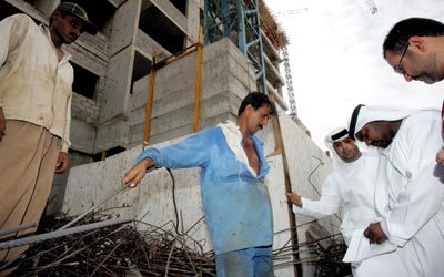 المفتشون الميدانيون يواجهون صعوبات عدة أثناء عملهم.   الإمارات اليوم