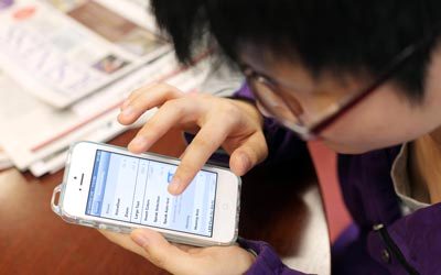 نظام «آي أو إس» يتيح مزايا متعددة تسهل على المكفوفين التقاط الصور.  أرشيفية