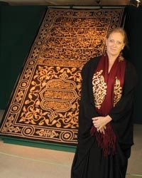 الريكا الخميس: أهمية المعرض تكمن في كونه أول معرض يقدم مقتنيات متحف الشارقة للحضارة الإسلامية للجمهور.  تصوير: عبدالله حسن